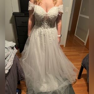 Elegant White Lace Wedding Dress